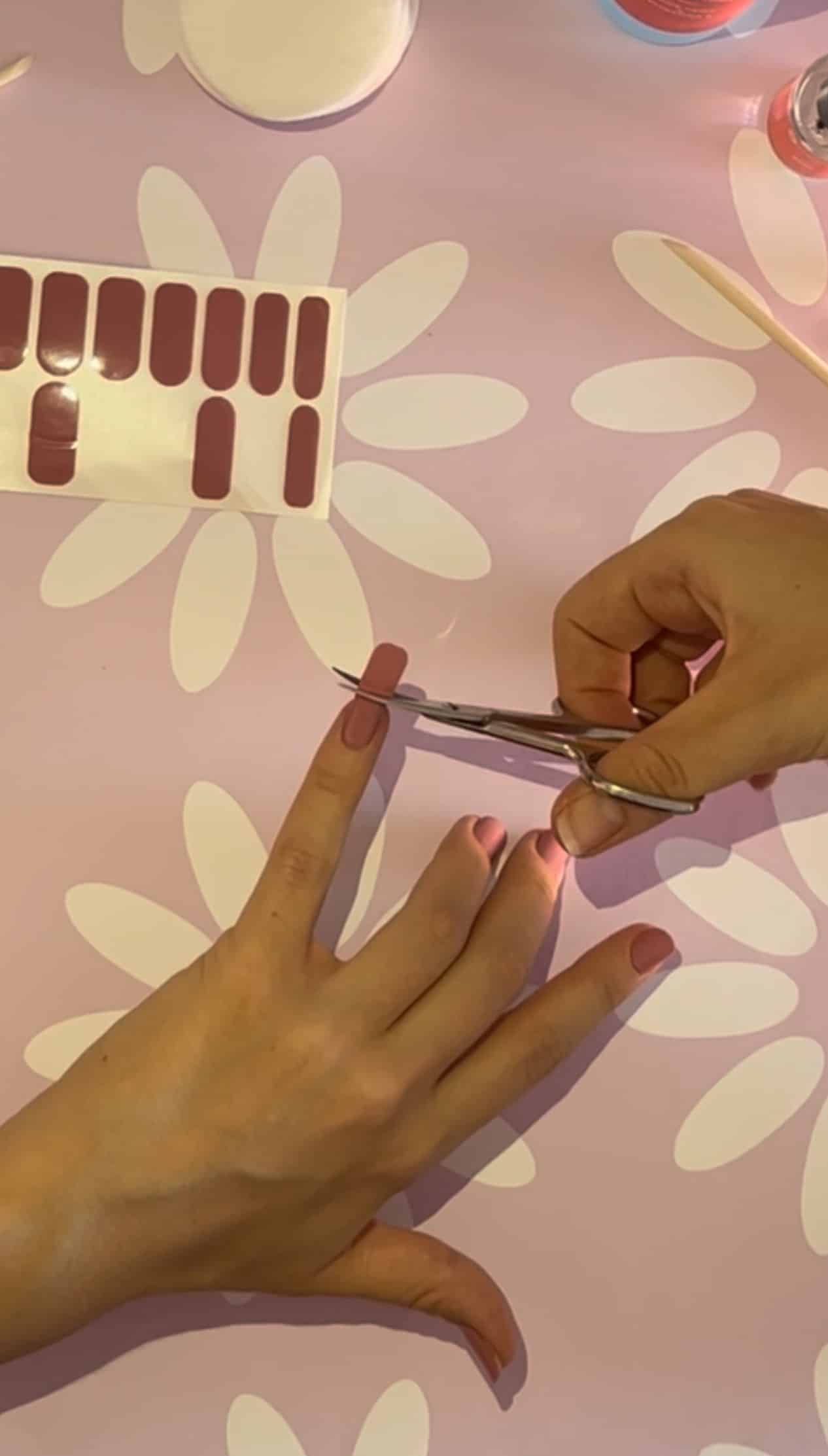 manicura-en-seco-cortar-la-tira-antes-de-limarla